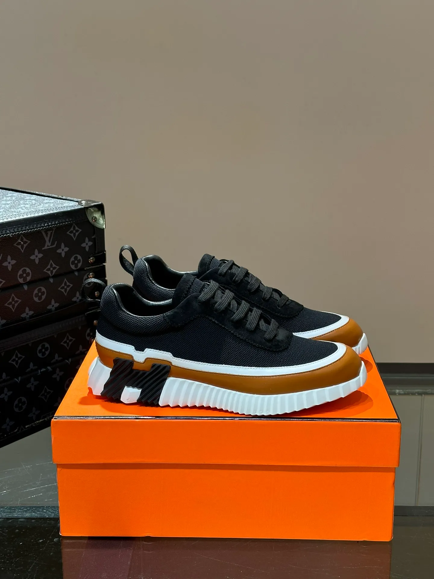 Men's shoes 💰p420 "hermes*" new men's casual sports shoes, the upper is made of cowhide leather and high-end mesh, imported materials, full of texture, the light sole is decorated with contrasting patterns, creating a versatile fashion style. Size: 38-44 (45.46 customized)